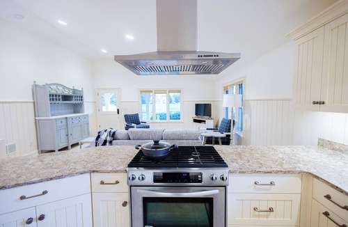 North Lawrence Cottage | Private Smucker's Cottage with Hot Tub