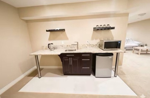 Fleetwood House | Private Suite | King Bed | Free Parking | Surrey