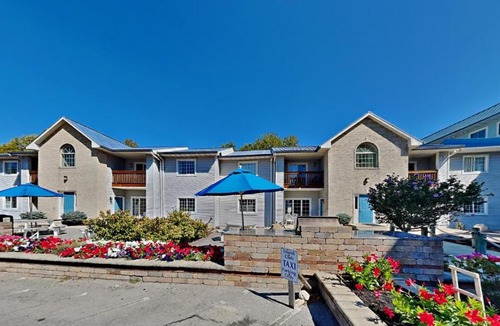 Put-in-Bay House | Put-in-Bay Poolview Condo #5