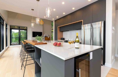 Les Eboulements Ski Chalet | Quai Perché: River Views, Hot Tub & Terrace Life