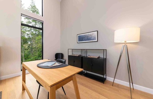 Les Eboulements Ski Chalet | Quai Perché: River Views, Hot Tub & Terrace Life