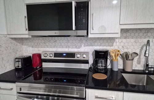 Chestermere House | Quaint 2-bedroom house in Chestermere perfect for relaxing stays