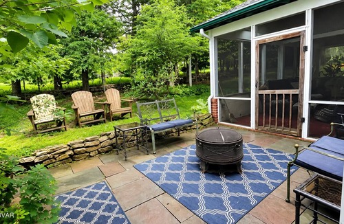 Eagles Mere Cottage | Quaint two bedroom cottage in the heart of Eagles Mere. Sleeps four guests.