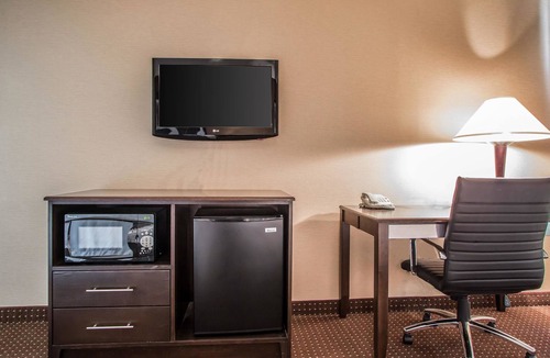 Elgin Hotel | Quality Inn Elgin I-90