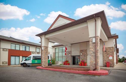 Northeast Mississauga Hotel | Quality Inn & Suites 5585 Ambler Drive Mississauga Ontario