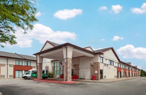 Northeast Mississauga Hotel | Quality Inn & Suites 5585 Ambler Drive Mississauga Ontario