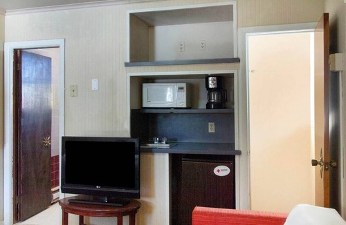 Wilkes-Barre Apartment | Queen Bed|Wilkes-Barre PA