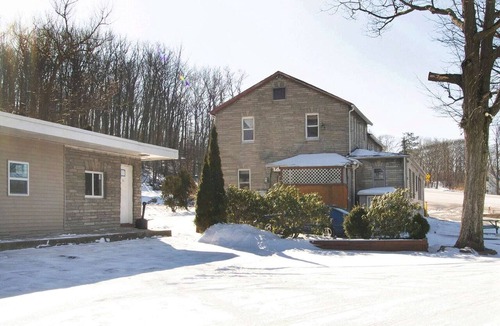 Wilkes-Barre Apartment | Queen Bed|Wilkes-Barre PA
