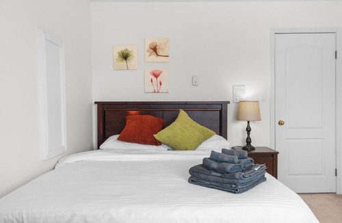 Richmond House | Quiet 2 Queen room Home Base