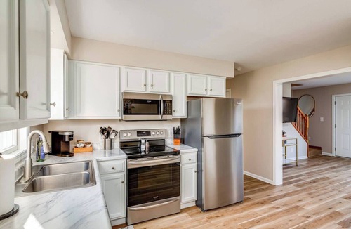 Homerville House | Quiet 2BR Retreat with Patio and Grill