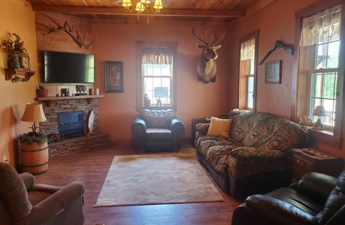 Dorset Cabin | Quiet Country Cabin close to Lake Erie, Interstate, and Ohio line
