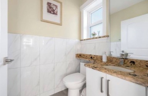 Killarney Villa | Quiet Modern 3BR Laneway | Easy Access to Downtown