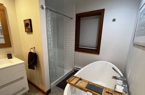 Langford House | Quiet Mountainside Guesthouse with Ocean Views