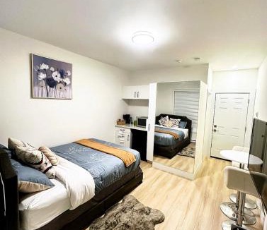 Langford House | Quiet Private Room Victoria - PS5, Fast WiFi, Parking