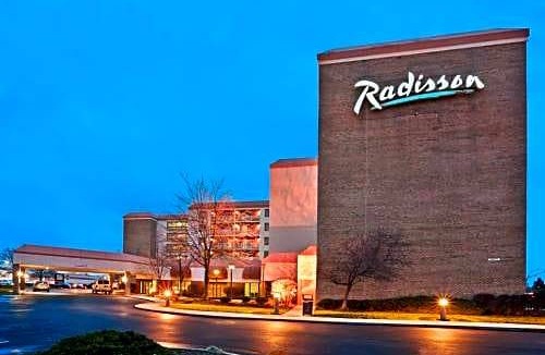 North Olmsted Hotel | Radisson Cleveland Airport