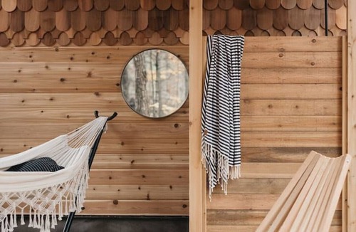 Dorset Cabin | Raven`s Roost- private luxury treehouse with sauna