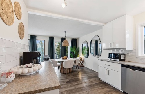 Southeast Edmonton House | Ravine – Central 5BR Home Near Whyte Ave