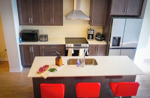 Mount Pleasant House | Ravine lot Luxurious 3 plus 1 bedrooms sleeps 8 to 10, townhouse in Brampton ON