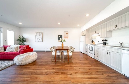 West Edmonton Apartment | Red Hot Chili CornerPNHSEkingWifiU/G