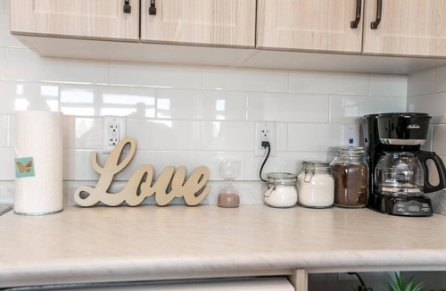 West Edmonton Apartment | Red Hot Chili CornerPNHSEkingWifiU/G