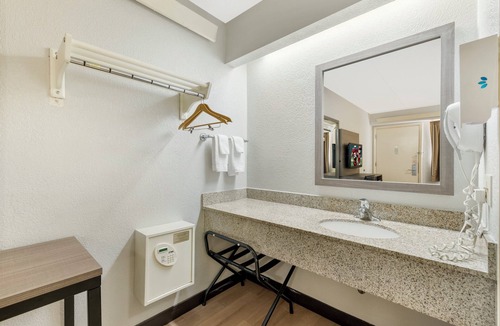 Bowmansville Hotel | Red Roof Inn Buffalo - Niagara Airport