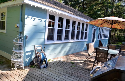 Union Pier Cottage | Relax, Rewind, & Unwind at Nana's Lake Cottage in Union Pier