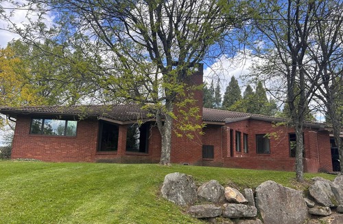 Shanor-Northvue House | Relaxed Get Away Retreat on Golf Course