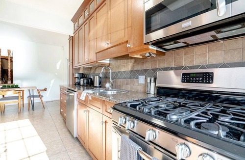 Kingsville House | Relaxing Luxury Stay with Spa Bath, Pool Loungers & Outdoor Fire Pit in Ontario, Canada
