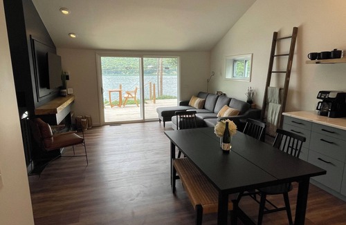 Dundee House | Remodeled family cottage with lake views close to wineries, hiking & tons more