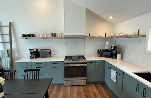 Dundee House | Remodeled family cottage with lake views close to wineries, hiking & tons more