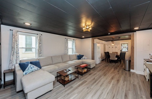 Sandusky House | Renovated Family 3 bedroom, 1 bathroom 5 minutes from Cedar Point