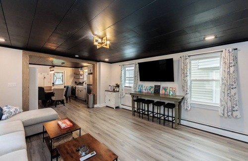 Sandusky House | Renovated Family 3 bedroom, 1 bathroom 5 minutes from Cedar Point