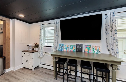 Sandusky House | Renovated Family 3 bedroom, 1 bathroom 5 minutes from Cedar Point