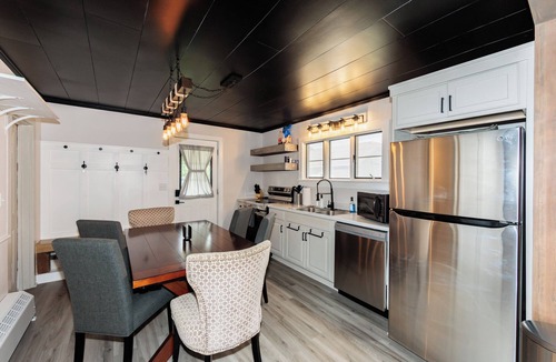 Sandusky House | Renovated Family 3 bedroom, 1 bathroom 5 minutes from Cedar Point