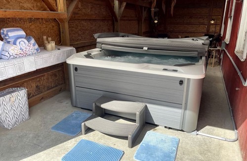 Town of Milo Cottage | Restored Farmhouse with Hot-Tub in Penn Yan, New York