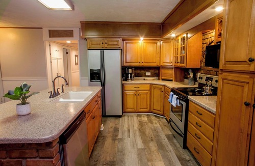 Dundee House | Retreat to Norris View located in the FInger Lakes Region.