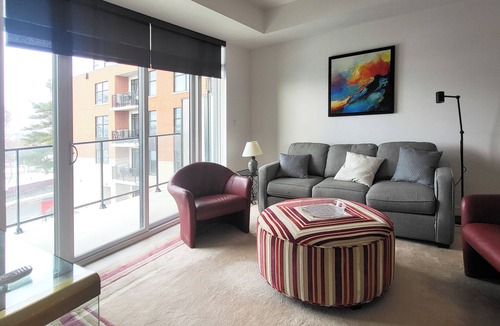 District d'Aylmer Apartment | Retro 1 bedroom apartment with in unit laundry, river view and balcony