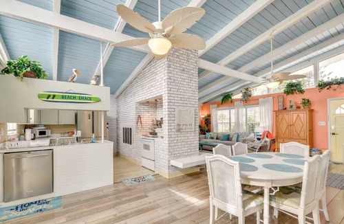Aqua Vista Circles Cottage | Retro Ormond Beach Home w/Pool 3BR-Walk to Ocean!