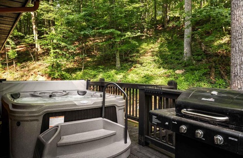 Berkeley Springs House | Right Mountain Attitude - Hot Tub Fire Pit