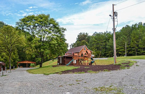 Harrogate Cabin | River Forge Cabin 77 - Cozy and Rustic 1 Bedroom Cabin - Creek Front