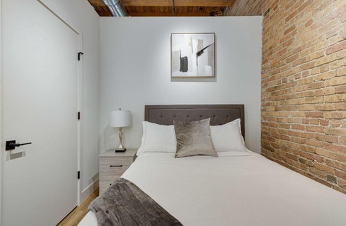 Downtown Chicago Apartment | River North Rooftop With In and Out Parking 5