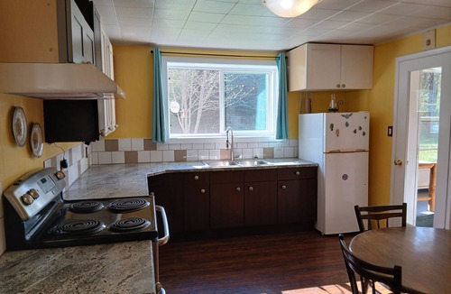 Winlaw Apartment | River Run Suite: A peaceful mountainside retreat for relaxation and family fun