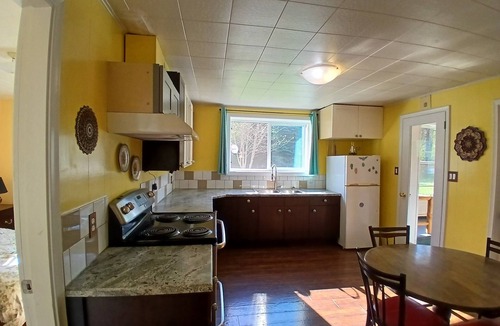 Winlaw Apartment | River Run Suite: A peaceful mountainside retreat for relaxation and family fun