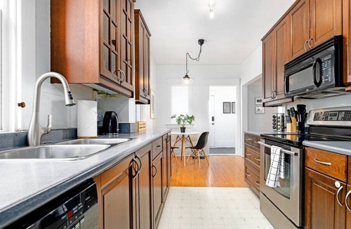 North Central Edmonton House | Riverdale. Sleeps 5. 5 Min to DT. 2 BD 1 Bath.