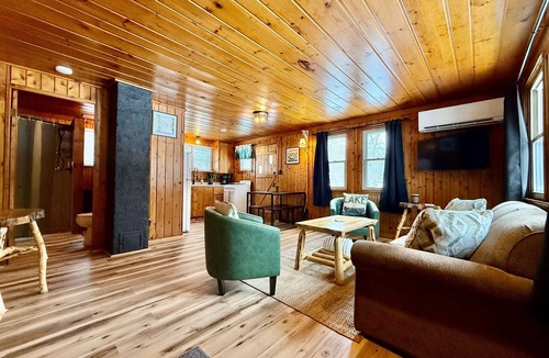Central Lake Cottage | Riverfront,Dog Friendly,Walk to Dwtn and Park w/Beach