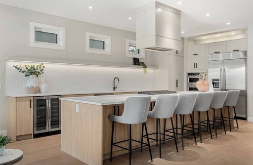 Inglewood House | Riverfront HotTub|7 min to Stamp|3 King Bd|Game RM