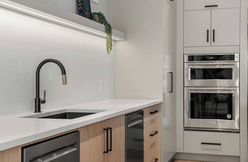 Inglewood House | Riverfront HotTub|7 min to Stamp|3 King Bd|Game RM