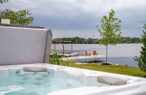 Trent Hills House | Riverside Cabin 3 A modern relaxed getaway