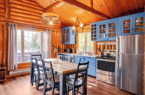Saint-Raymond Cabin | Riverside Log Cabin with BBQ, Hot Tub & Fireplace