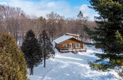 Saint-Raymond Cabin | Riverside Log Cabin with BBQ, Hot Tub & Fireplace